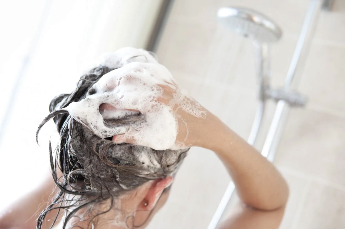 Як правильно мити голову шампунем – етапи, поради
