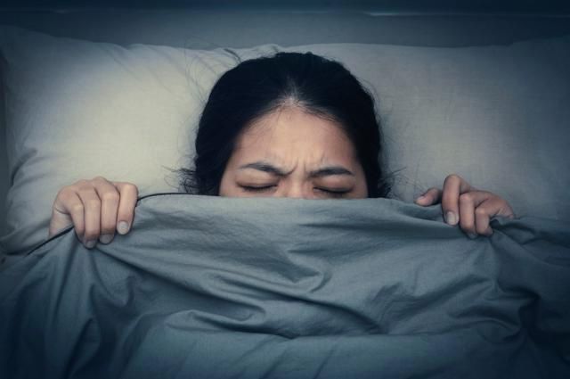 Людина кричить уві сні: Причини та як це контролювати