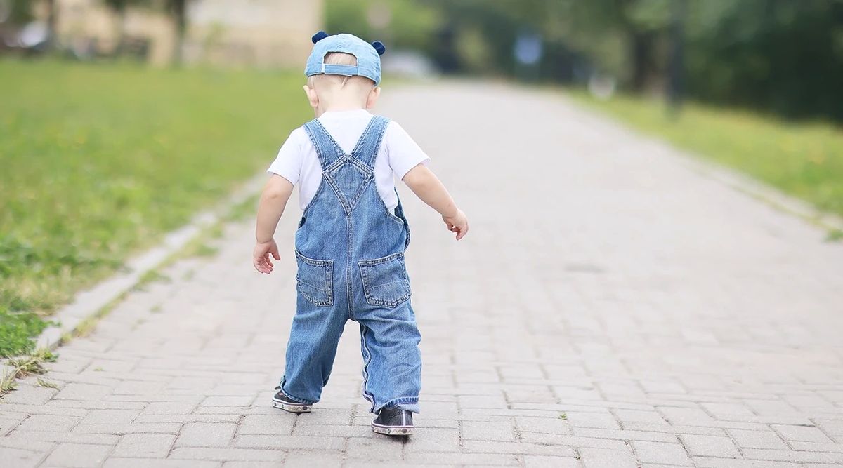 Як обрати перше взуття для дитини, яка вчиться ходити