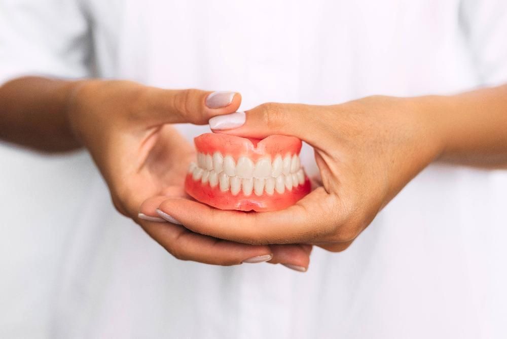 Сучасне зубне протезування у Дніпрі: переваги та методи в UADenta