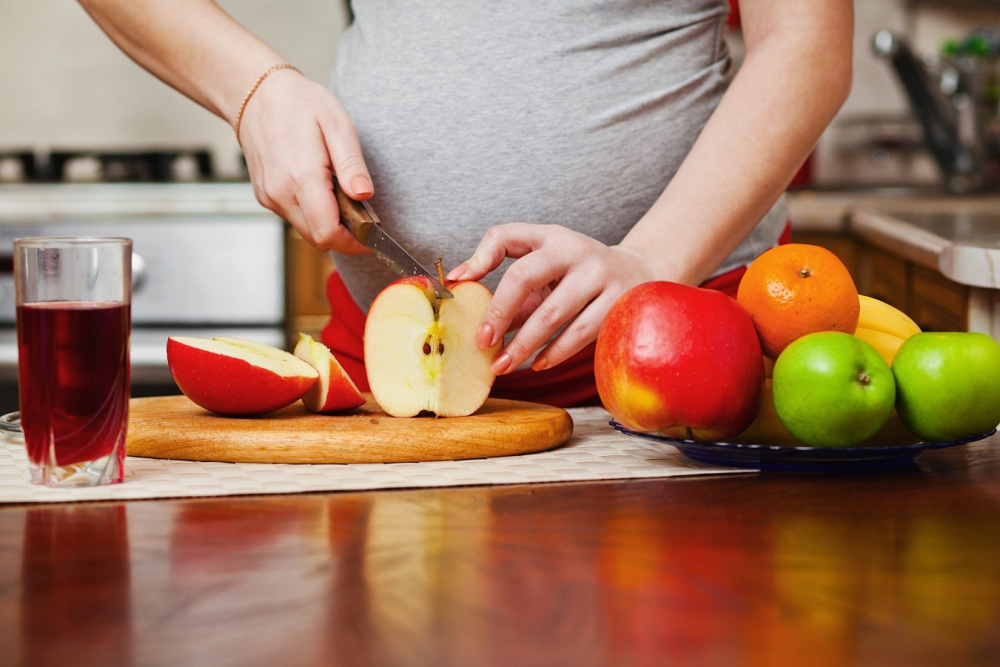 Роль фруктов и овощей в питании кормящей матери: как они способствуют здоровью матери и развитию малыша