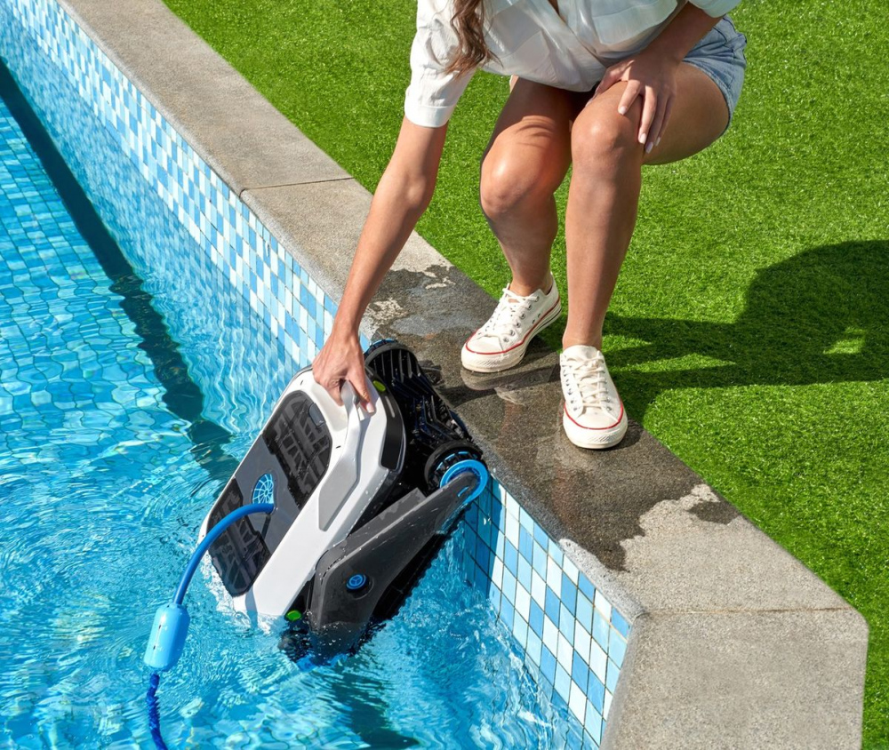 Пылесосы для бассейна: эффективные инструменты для поддержания чистоты и безопасности