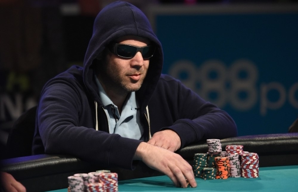 Чому в покер грають в окулярах