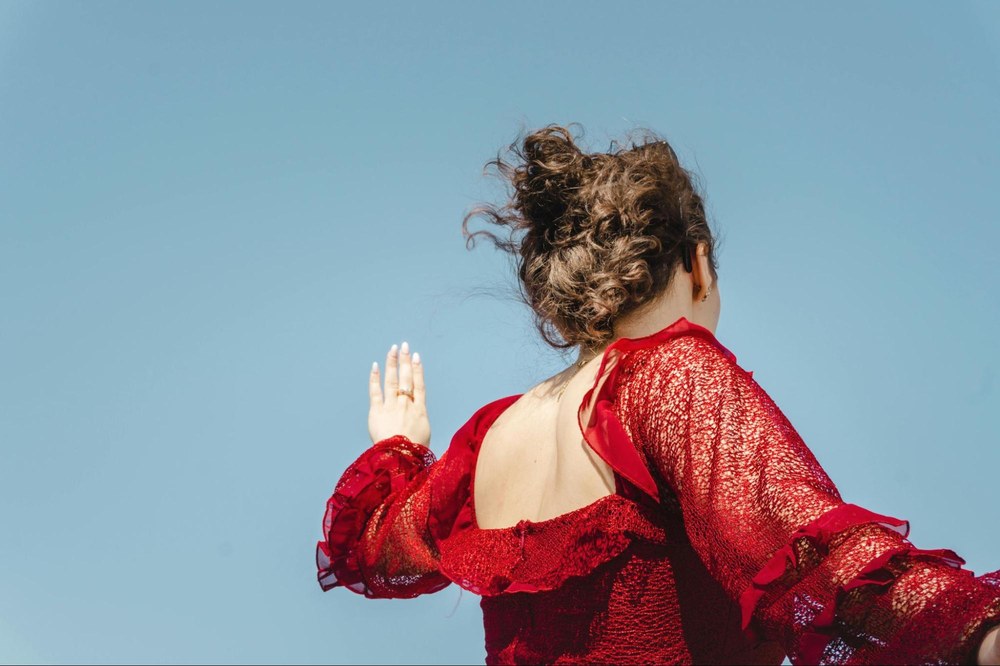 З чим носити жіночу кофточку – поєднання для офісу, прогулянки та вечора