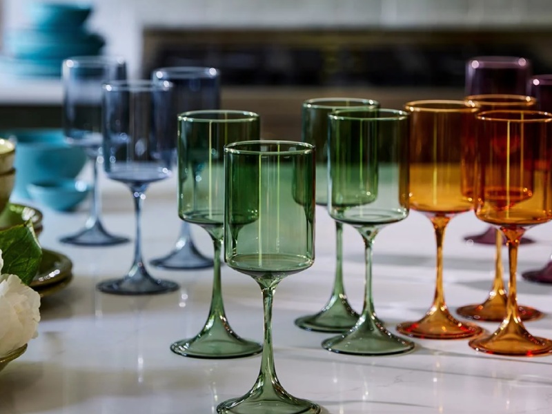 Чи можна дарувати посуд: тарілки, чашки, келихи, склянки