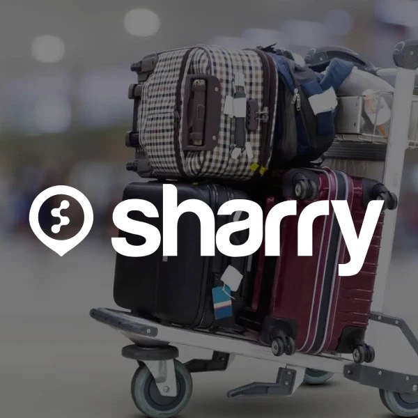 логотип і назва компанії Sharry на фоні декількох валіз, що лежать одна на одній