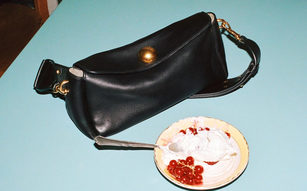 П’ять стильних аксесуарів від Ami Paris, які допоможуть створювати модні образи